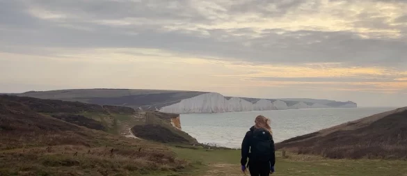 Die «Seven Sisters» im Blick: 21 Kilometer zählt die Wanderung von Seaford nach Eastbourne - es geht immer entlang der Steilküste. - © Nathalie Helene Rippich/dpa-tmn
