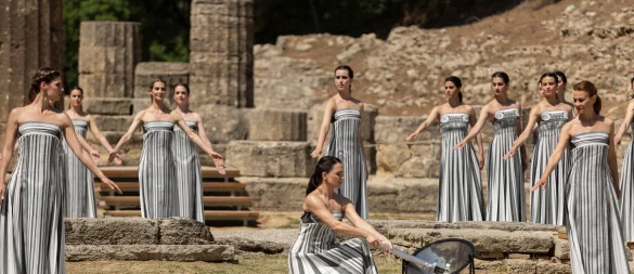 Wenn die Sonne nicht scheint, funktioniert es auch nicht mit der Entzündung des olympischen Feuers unter freiem Himmel. (Archivbild) - © Socrates Baltagiannis/dpa