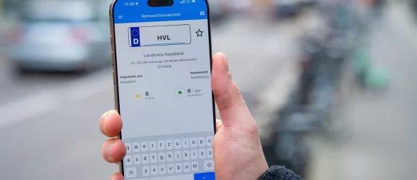 12 Punkte fürs Havelland. Die Kennzeichensammler-App zeigt die Landkreise zu den Kennzeichen-Abkürzungen an und belohnt einen mit Punkten für besonders seltene Kennzeichen. - © Nico Tapia/dpa-tmn