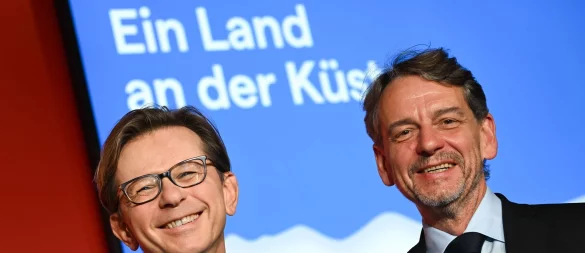 Tomas Kubícek (r), Direktor der Mährischen Landesbibliothek und Projektleiter des tschechischen Ehrengastauftritts, sowie Martin Krafl, Programmmanager des tschechischen Ehrengastauftritts, auf der Frankfurter Buchmesse. - © Arne Dedert/dpa