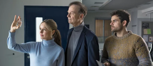 Die Kommissare Linett Wachow (Stefanie Stappenbeck, l-r), Reddemann (Arnfried Lerche) und Nils Makowski (Lucas Reiber) begutachten ein Fläschchen mit einem "Wundermittel". - © Katrin Knoke/ZDF/dpa