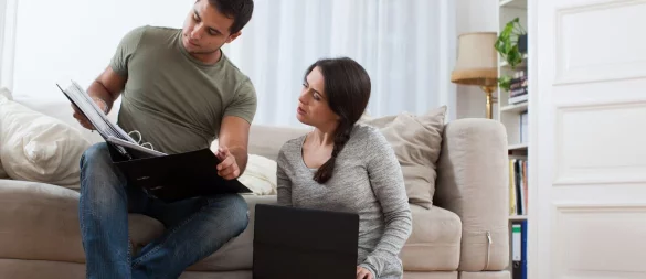 Er überweist Miete an sie. Muss sie diese Einnahmen gegenüber dem Finanzamt erklären? - © Christin Klose/dpa-tmn