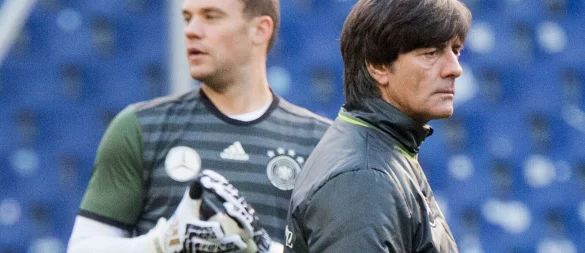 Joachim Löw (r) setzte jahrelang auf Manuel Neuer als Nummer eins. Gemeinsam wurden sie 2014 in Brasilien Weltmeister. (Archivbild) - © Julian Stratenschulte/dpa