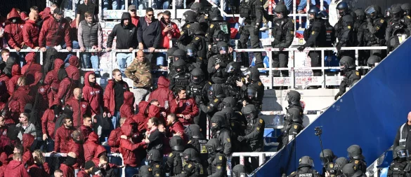 Die Polizei musste die Situation auf den Rängen nach dem Schlusspfiff beruhigen. - © Uli Deck/dpa