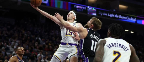 Ohne LeBron James und Luka Doncic lief bei den Lakers alles über Austin Reaves (Mitte). - © Sara Nevis/AP/dpa