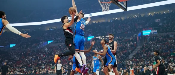 Hartenstein (rechts) und OKC wurden in Portland bis zur letzten Sekunde gefordert - und verloren erstmals. - © Craig Mitchelldyer/AP/dpa