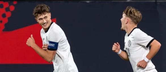 Tom Bischof (l) hatte gegen Malta hatte Spaß im Zusammenspiel mit Lennart Karl. - © Daniel Karmann/dpa