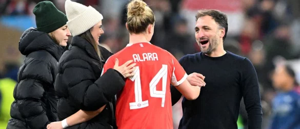Bayern-Trainer José Barcala feiert mit Torschützin Alara den Sieg über Arsenal. - © Jens Niering/dpa
