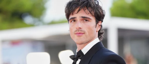 Hollywood-Schauspieler Jacob Elordi freute sich eigenen Worten zufolge über große Schmerzen, die er vor Beginn der Dreharbeiten zu «Frankenstein» hatte. (Archivbild) - © Scott A Garfitt/Invision/AP/dpa