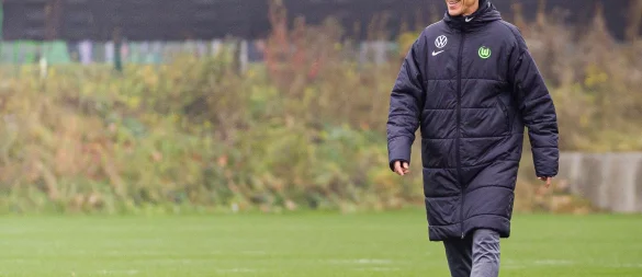 Einen Tag nach der Trennung von Paul Simonis: U19-Trainer Daniel Bauer trainiert erstmals die Wolfsburger Profis. - © Moritz Frankenberg/dpa