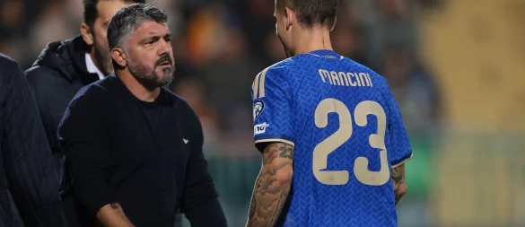 Trainer Gennaro Gattuso (l) wird mit Italien den Umweg über die Playoffs nehmen müssen. - © Jonathan Moscrop/CSM via ZUMA Press Wire/dpa