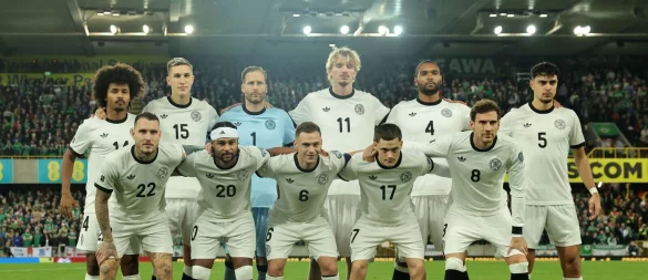 Die DFB-Elf stellt sich zum Team-Foto im Windsor Park. - © Christian Charisius/dpa