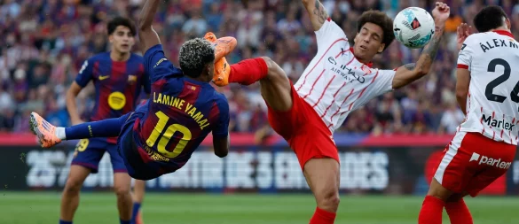 Barcelona mit Lamine Yamal (l) siegte gegen Girona mit dem früheren Dortmunder Axel Witsel. - © Joan Monfort/AP/dpa