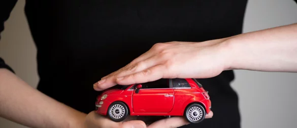 Wechselzeit bei Kfz-Versicherungen: Wer sorgfältig vergleicht, kann Geld sparen. - © Andrea Warnecke/dpa-tmn
