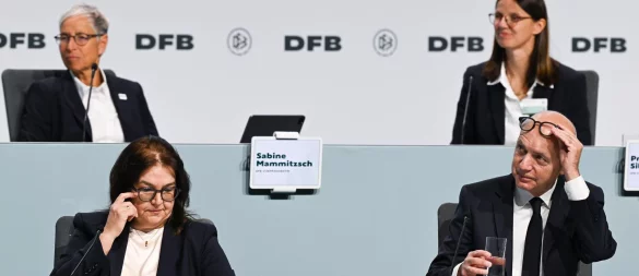 Das Bild täuscht: DFB-Boss Bernd Neuendorf umgeben nur vom Frauen - © Arne Dedert/dpa