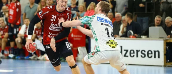 Emil Jakobsen (SG Flensburg-Handewitt, l) im Zweikampf mit Omar Ingi Magnusson (SC Magdeburg). - © Michael Hundt/dpa