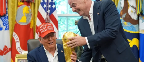 US-Präsident Donald Trump hat einen engen Draht zu FIFA-Chef Infantino. (Archivbild) - © Jacquelyn Martin/AP/dpa