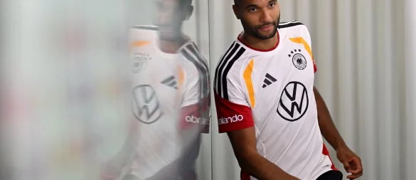 Schwungvoll betritt Tah das DFB-Podium. - © Julian Stratenschulte/dpa