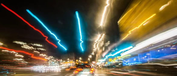 Extrem gefährlich: Wer bei Tempo 100 für eine Sekunde die Augen schließt, legt 28 Meter im Blindflug zurück. - © Frank Rumpenhorst/dpa/dpa-tmn