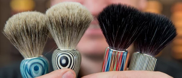 Rasierpinsel mit herkömmlichen Borsten (l, Dachshaar) und veganen Borsten (Kunsthaar): Viele Pinsel enthalten Tierhaare – etwa vom Marder oder seiner Verwandten. Ihre Gewinnung ist eng mit der Pelzindustrie verbunden. - © Daniel Karmann/dpa/dpa-tmn