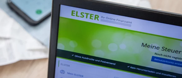 Papierkram nur noch auf Wunsch: Ab 2026 kommen Steuerbescheide standardmäßig digital. - © Christin Klose/dpa-tmn