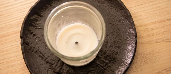 Abgebrannt: Wie bekommt man das restliche Kerzenwachs aus dem Glas? - © Christin Klose/dpa-tmn