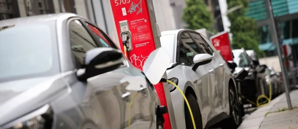 Ist die Ladesäule frei, wenn ich ankomme? Wer auf die öffentliche Infrastruktur angewiesen ist, muss flexibel bleiben. - © Christian Charisius/dpa/dpa-tmn