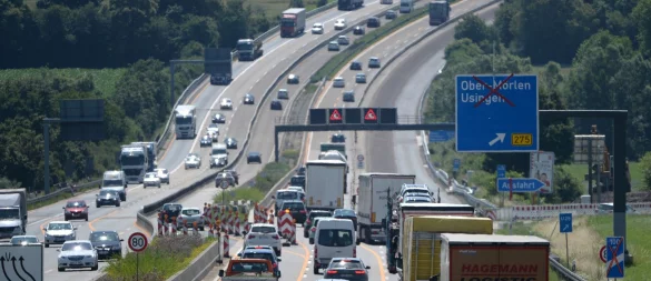 Augen auf im Straßenverkehr: Das sollte generell selbstverständlich sein. Doch erst recht im Bereich von Baustellen, wo es oft nur viel langsamer vorangehen darf. - © Arne Dedert/dpa/dpa-tmn