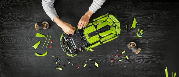 Wertvolles Werkeln: Klemmbausteinhersteller wie Lego bieten auch komplexere und sehr teure Modelle wie das Hypercar Sián von Lamborghini für die erwachsene Zielgruppe an. - © Lamborghini/dpa-tmn