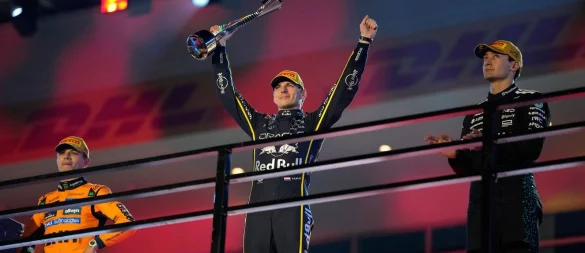 Als Verstappen (Mitte) bei der Siegerehrung jubelte, wusste er noch nicht, wie wertvoll sein Sieg noch werden würde. - © John Locher/AP/dpa