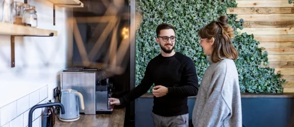 Souverän statt unbeholfen: Small Talk kann man tatsächlich lernen. - © William Perugini/Westend61/dpa-tmn