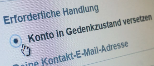 Was soll mit dem digitalen Nachlass geschehen? Schon zu Lebzeiten können Vertrauenspersonen bestimmt werden, die Online-Profile eines Verstorbenen in den Gedenkstatus versetzen. - © Andrea Warnecke/dpa-tmn