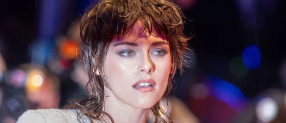 Schauspielerin Kristen Stewart zeigte den Frisuren-Trend Mullet schon 2024 auf dem Roten Teppich. Im Gegensatz zum «Vokuhila» ist er natürlicher und eleganter. - © Monika Skolimowska/dpa/dpa-tmn