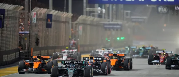 Mercedes-Pilot George Russell (M) verteidigte Platz eins am Start. - © Vincent Thian/AP/dpa