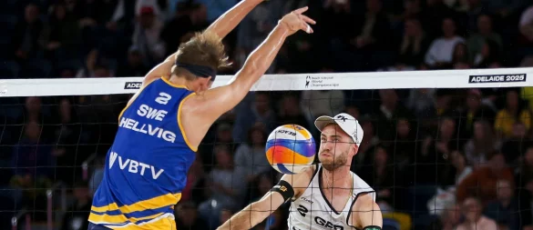 Der Schwede Jonatan Hellvig blockt Clemens Wickler (r) im WM-Halbfinale. - © Matt Turner/AAP/dpa