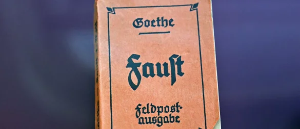 Für die einen ungebrochen wichtig, für die anderen ein Schul-Trauma: Goethes «Faust» ist in immer weniger Bundesländern Pflichtlektüre in der Schule. (Symbolbild) - © Martin Schutt/dpa