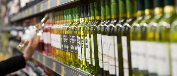 Weine aus Supermärkten und Discountern sind zum baldigen Trinken und nicht zum Lagern bestimmt. - © Bernd Thissen/dpa/dpa-tmn