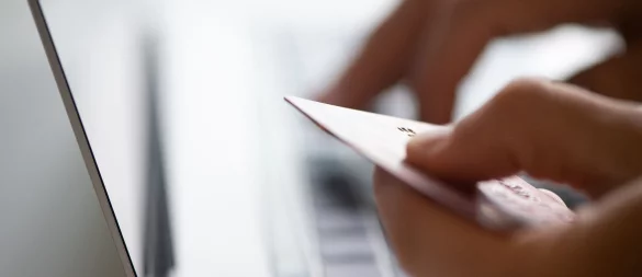 Überweisungen auf ausländische Konten bergen ein hohes Risiko: Seriöse Shops nutzen in der Regel deutsche Bankverbindungen. - © Franziska Gabbert/dpa-tmn