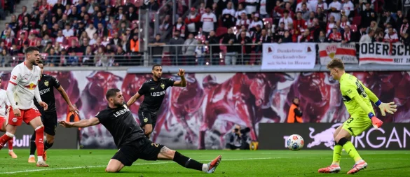 Alexander Nübel (VfB Stuttgart) hat beim 1:3 in Leipzig trotz Patzer eine starke Leiistung gezeigt. - © Hendrik Schmidt/dpa