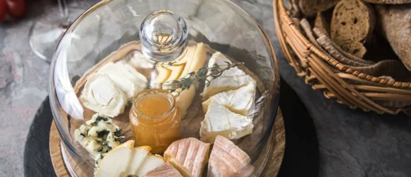 Sie möchten, dass der Käse möglichst lange genießbar bleibt? Dann setzen Sie lieber auf eine Käseglocke statt Silica-Gel. - © Christin Klose/dpa-tmn