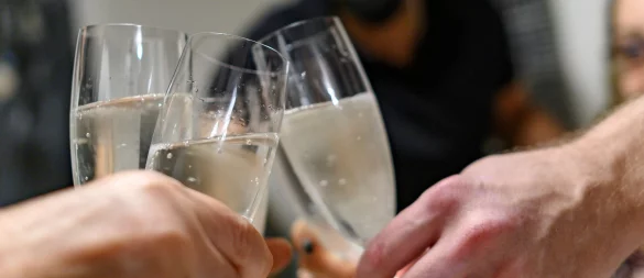 Eine Runde Sekt für die Mitarbeiter - nett, wenn der Chef das erlaubt. Die Arbeitsfähigkeit darf das aber nicht beeinträchtigen. - © Daniel Maurer/dpa-tmn