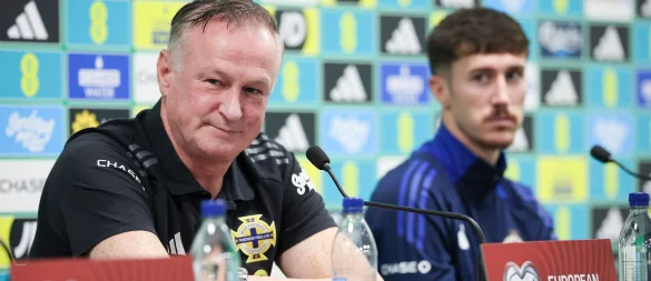 Trainer Michael O\'Neill und Trai Hume (r.) sprechen bei der Pressekonferenz vor dem Spiel gegen Deutschland. - © Christian Charisius/dpa