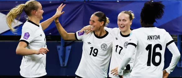 Klara Bühl (Nr. 19) freut sich über ihr Tor zum 2:1. - © Jeremias Gonzalez/AP/dpa