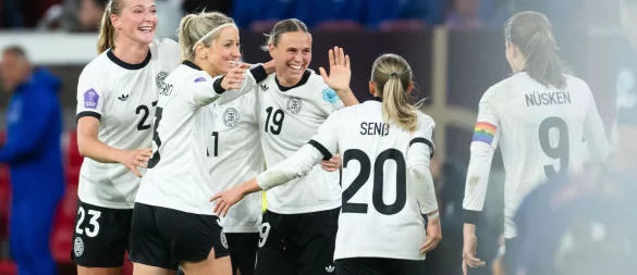 Deutsche Jubeltraube: Auch dank Camilla Küver (l) blieb die DFB-Elf ohne Gegentor. - © Marius Becker/dpa