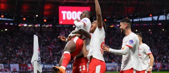 Yan Diomande (l-r), Castello Lukeba, Assan Ouédraogo und Romulo jubeln nach dem 1:0. - © Hendrik Schmidt/dpa