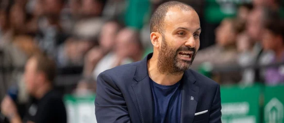 T.J. Parker vertrat erneut den erkrankten Gordon Herbert als Bayern-Coach. - © Harald Tittel/dpa