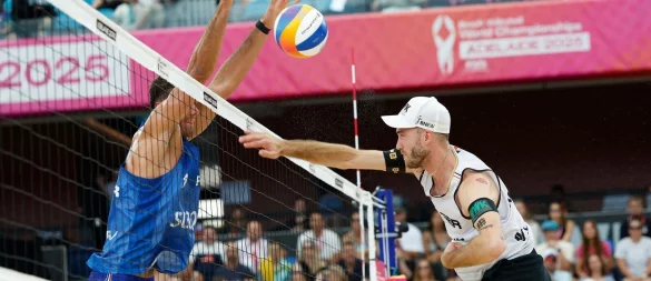 Téo Rotar aus Frankreich blockt den Schlag von Clemens Wickler (r) im Spiel um Platz drei. - © James Elsby/AP/dpa