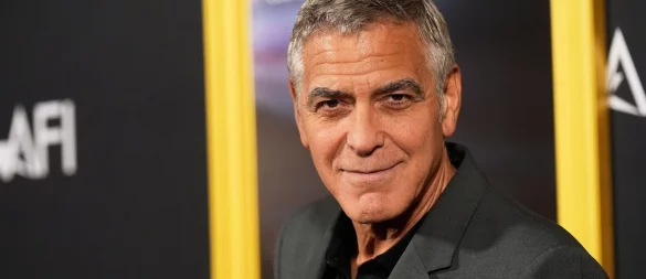 Seit rund 15 Jahren trägt Hollywood-Star George Clooney seine Haare grau - und gilt damit als Vorbild. - © Chris Pizzello/Invision/AP/dpa