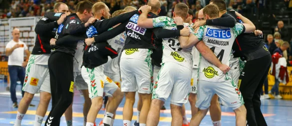 Der SC Magdeburg bejubelt den Sieg in Flensburg und den Sprung an die Tabellenspitze. - © Michael Hundt/dpa