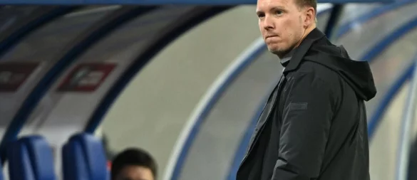 Julian Nagelsmann blickt skeptisch auf den Platz. - © Federico Gambarini/dpa